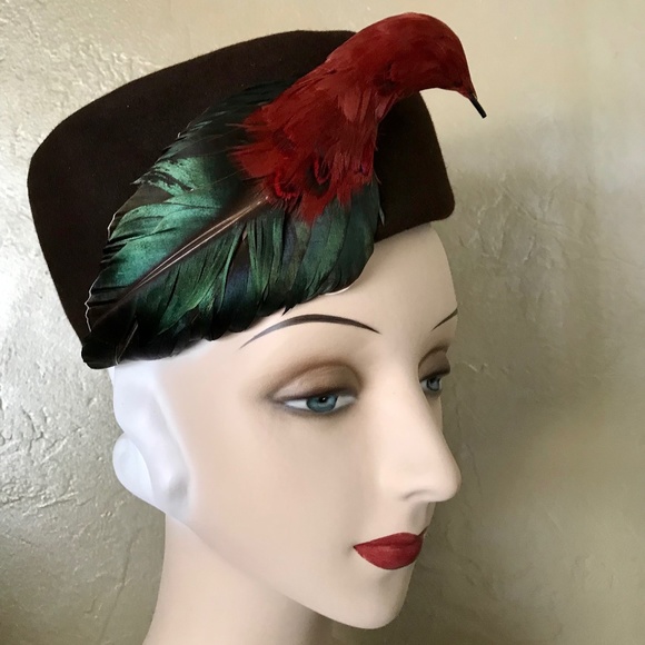 STUNNING 1940s BROWN FELT TOQUE WITH FEATHER BIRD TRIM